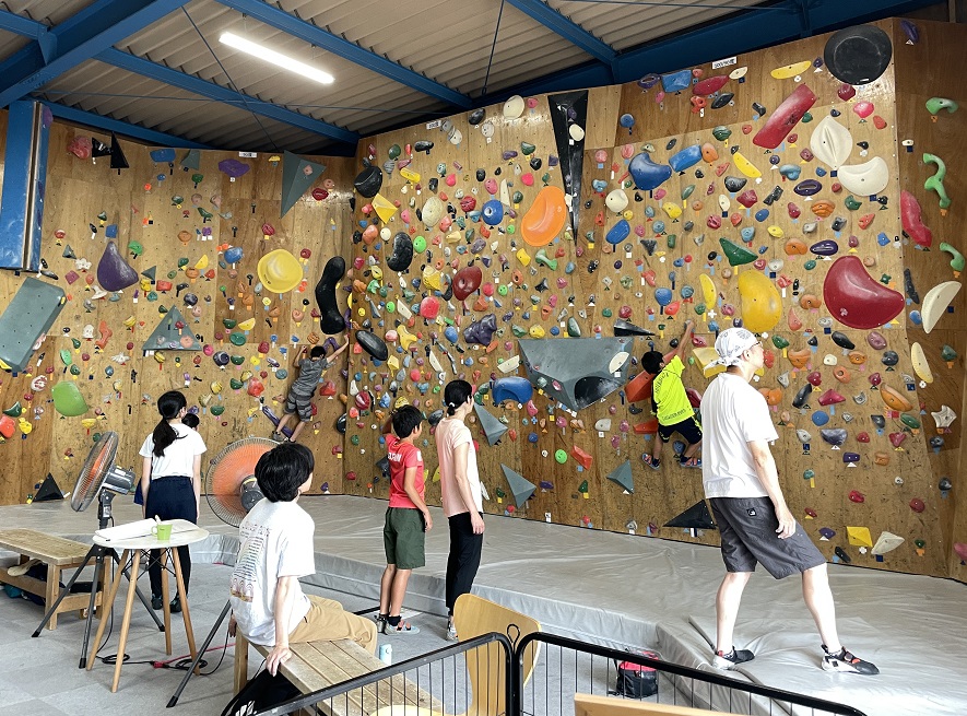 夏休みに友達や親子でボルダリングを楽しもう♪